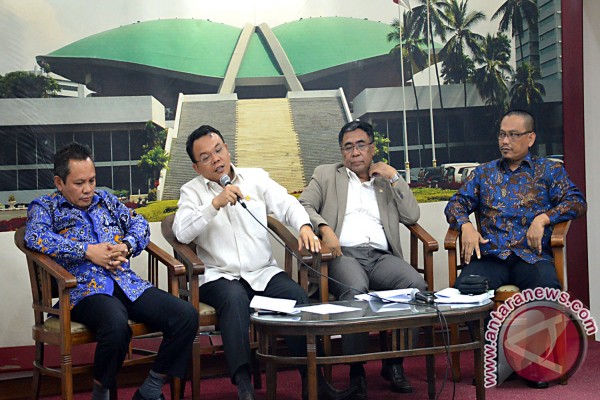 Panja BPIH Komisi VIII DPR RI (ki-ka) Khatibul Umam Wiranu, Saleh P Daulay (Ketua Komisi VIII DPR RI), Sodik Mudjahit (Ketua Panja BPIH) dan Abdul Fikri Faqih) memberikan keterangan pers terkait hasil kunjungan kerja ke Arab Saudi 15-21 Maret 2015 di Gedung DPR RI, Jakarta, Senin (25/3) (Zul Sikumbang)